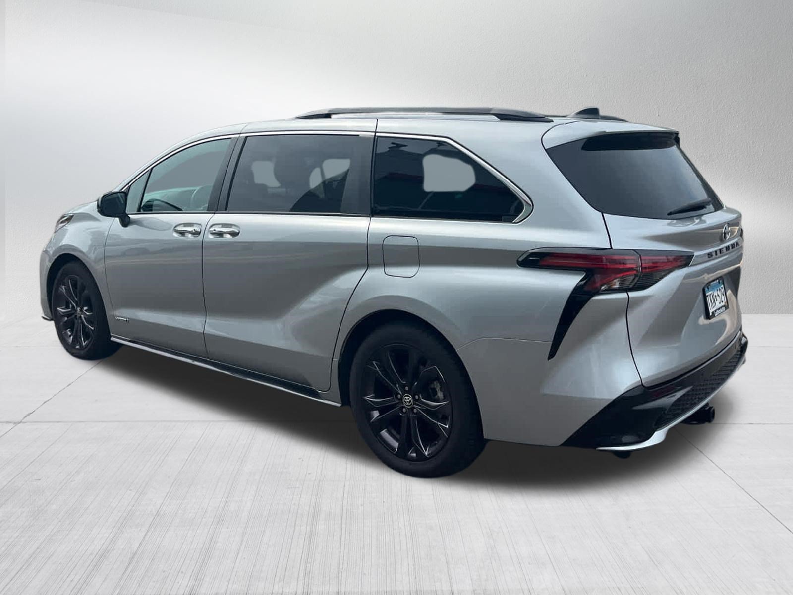 Used 2021 Toyota Sienna XSE w/ XSE Plus Package FWD image 3