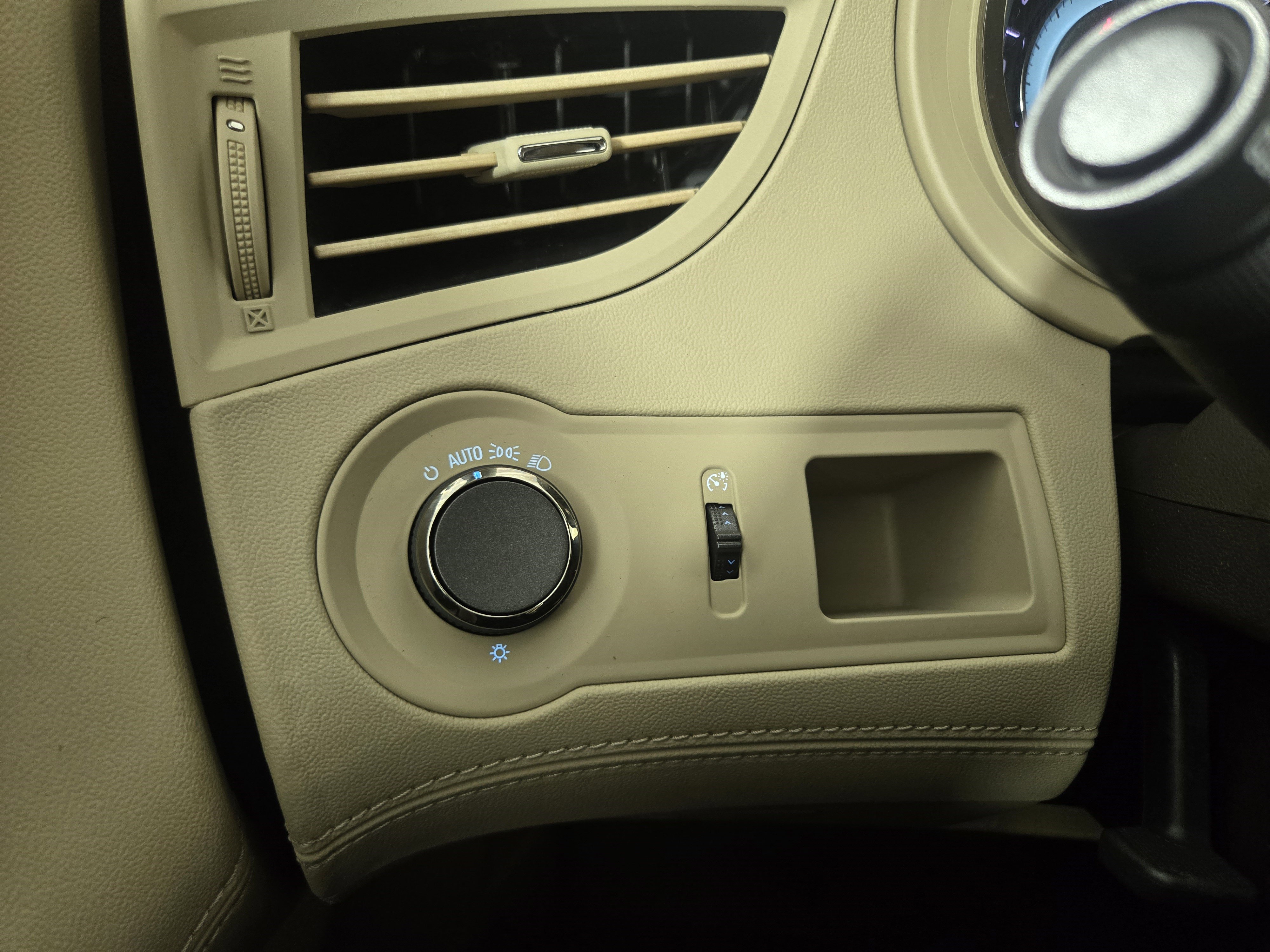 Used 2013 Buick LaCrosse image 25