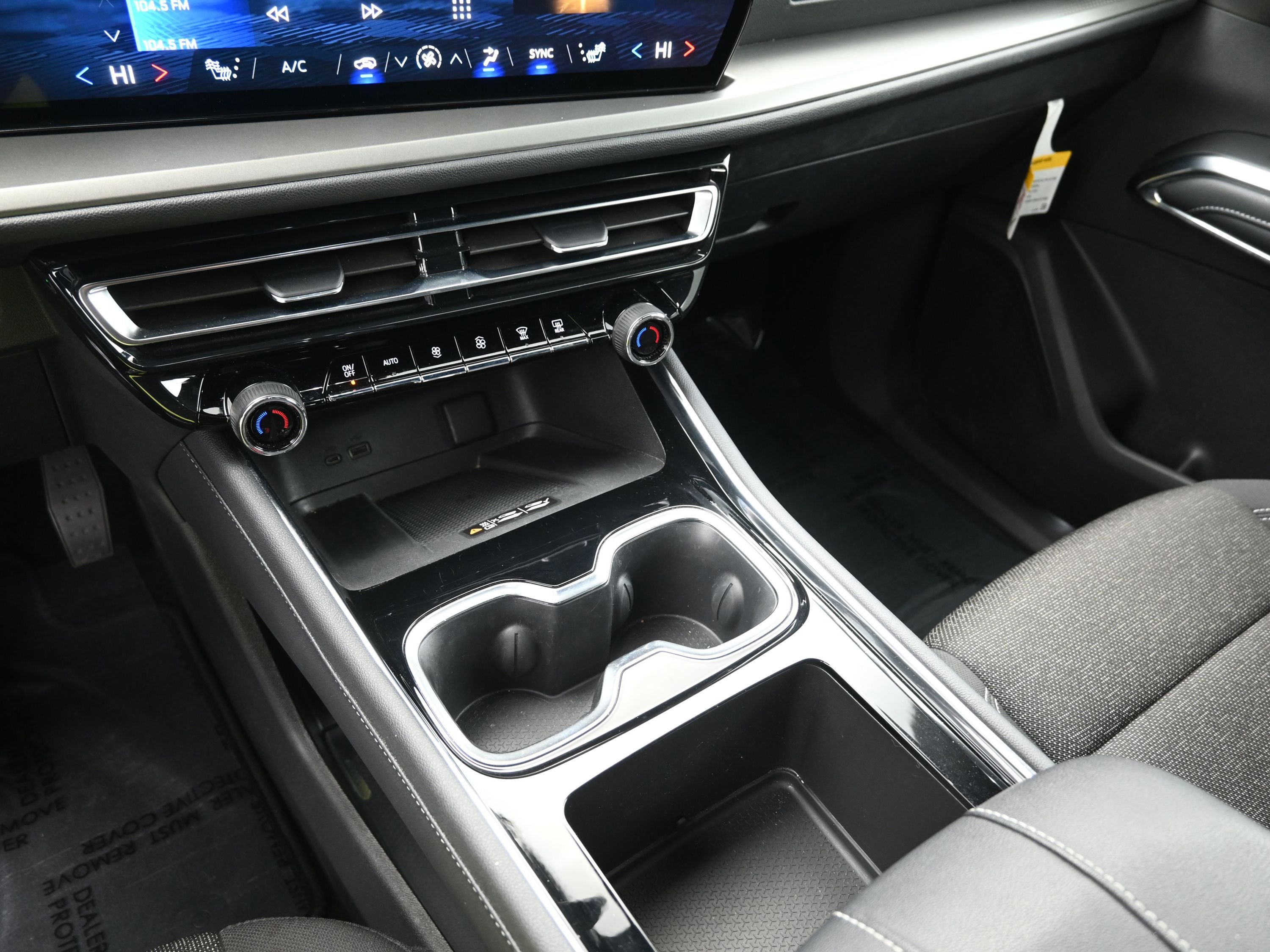 Used 2025 Chevrolet Traverse LT image 16