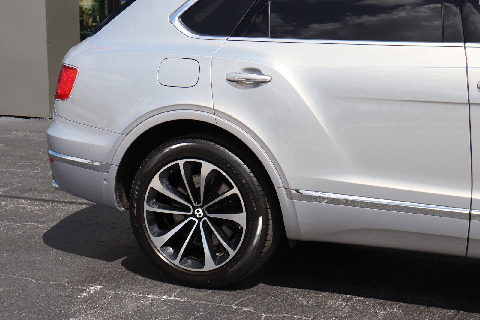 Used 2017 Bentley Bentayga image 16