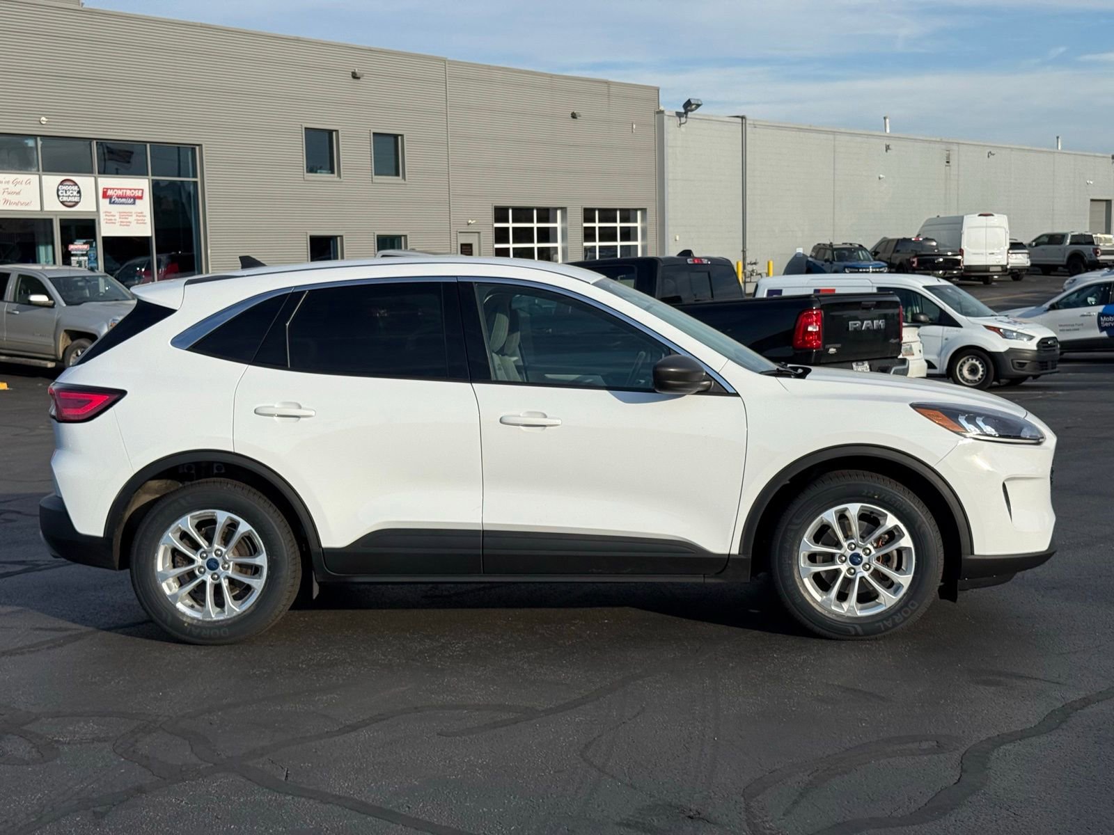 Used 2022 Ford Escape SE w/ Convenience Package FWD image 3