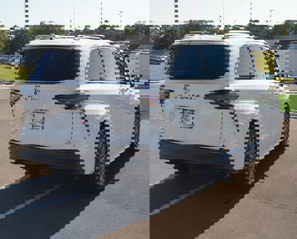 Used 2025 Toyota Sienna LE image 20