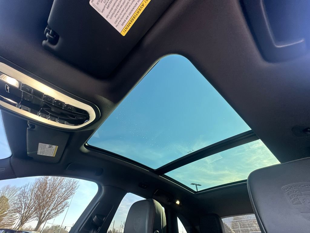 Used 2022 Porsche Macan Base image 32