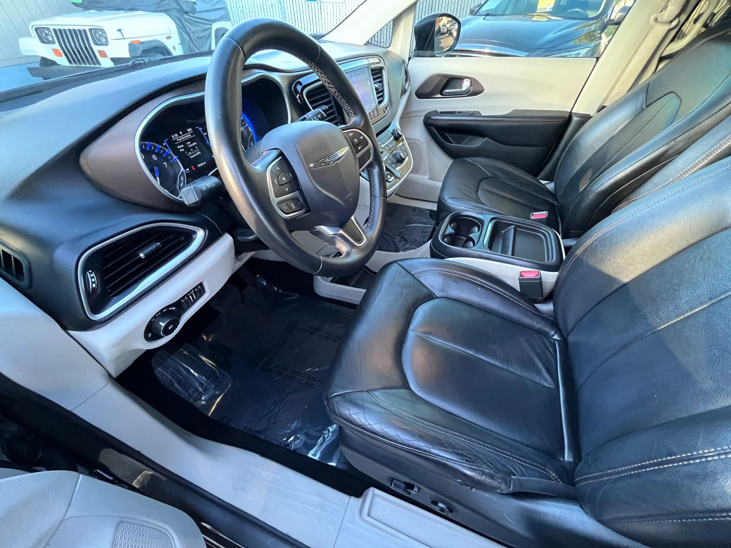 Used 2017 Chrysler Pacifica Touring-L FWD image 9