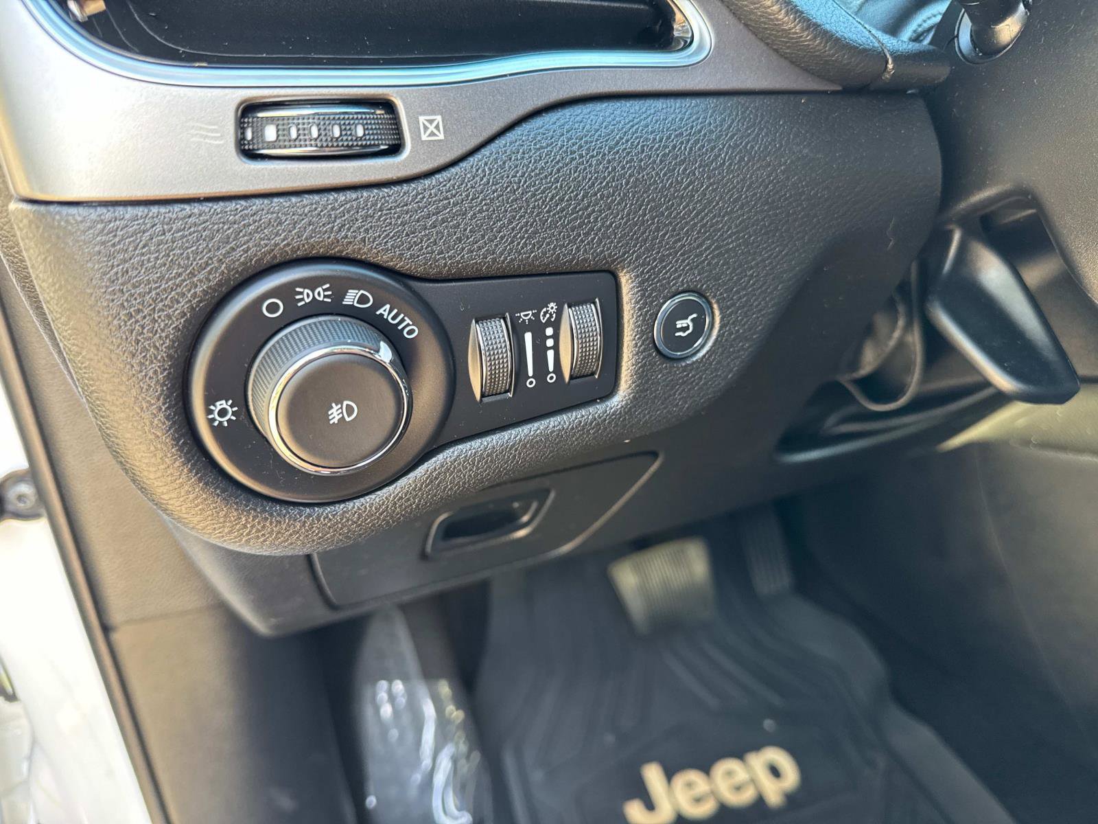Certified 2021 Jeep Cherokee Limited w/ Elite Package image 33