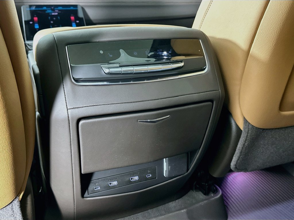 New 2026 Cadillac Escalade Luxury w/ LPO, Radiant Package AWD/4WD image 32