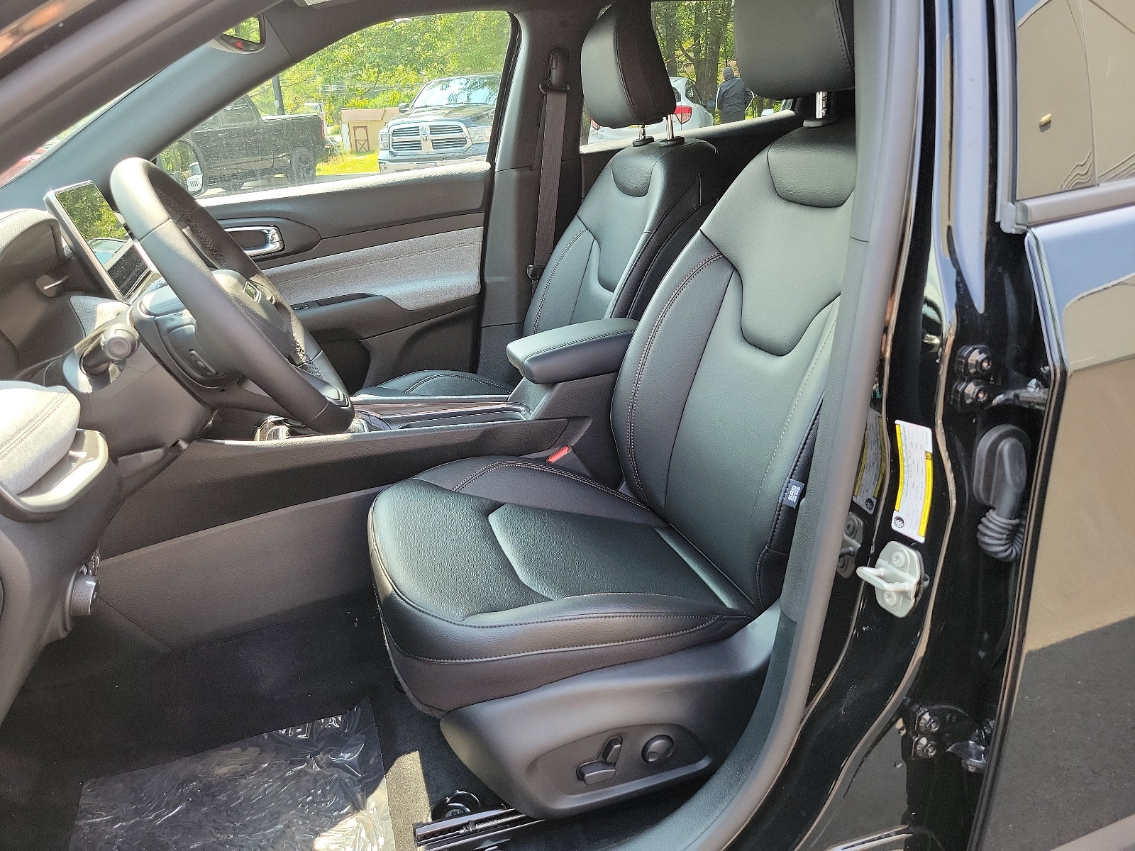 Used 2024 Jeep Compass Latitude image 8