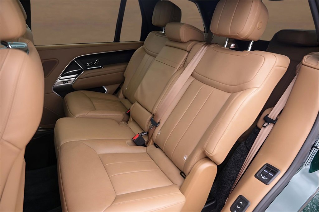 Used 2024 Land Rover Range Rover Long Wheelbase SE image 16