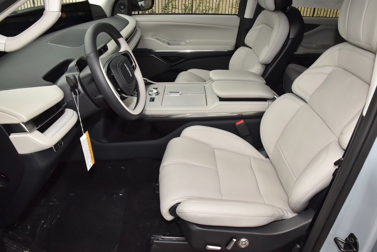 New 2026 Lincoln Navigator Reserve w/ Jet Appearance Package AWD/4WD image 13