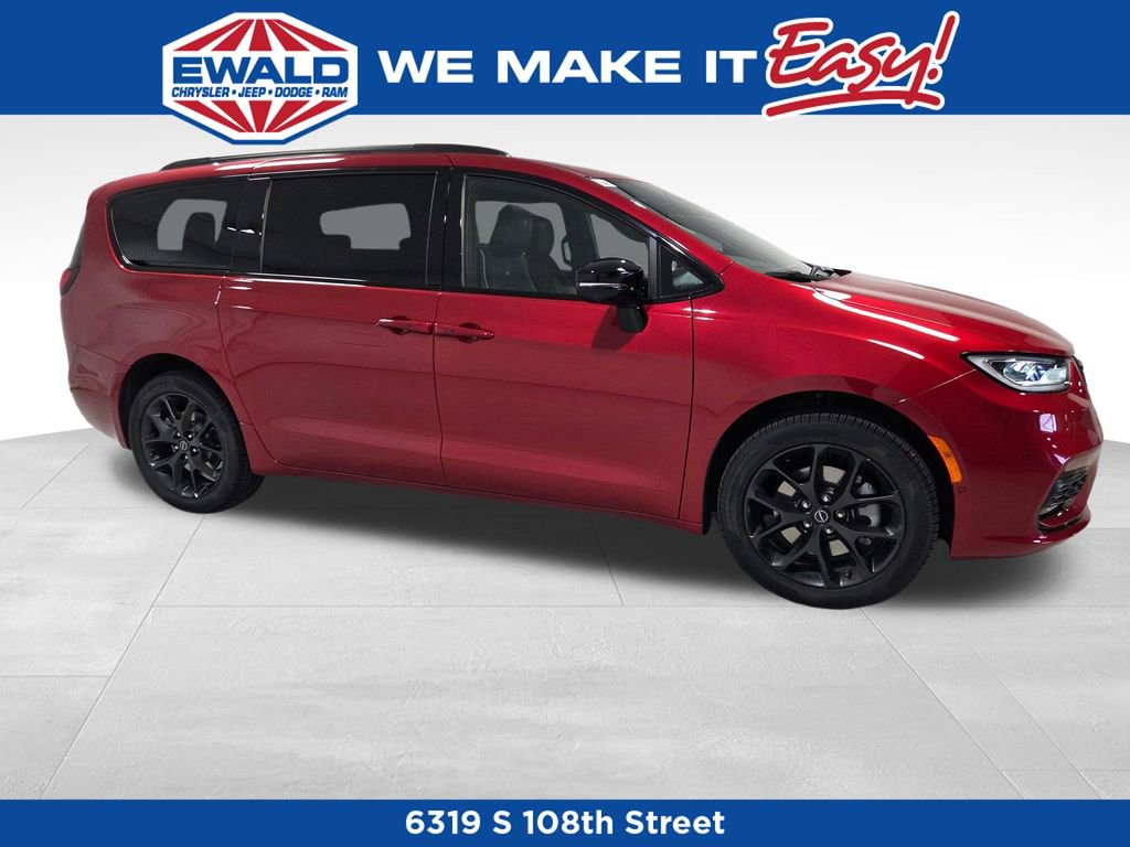 New 2026 Chrysler Pacifica Limited w/ S Appearance Package image 2