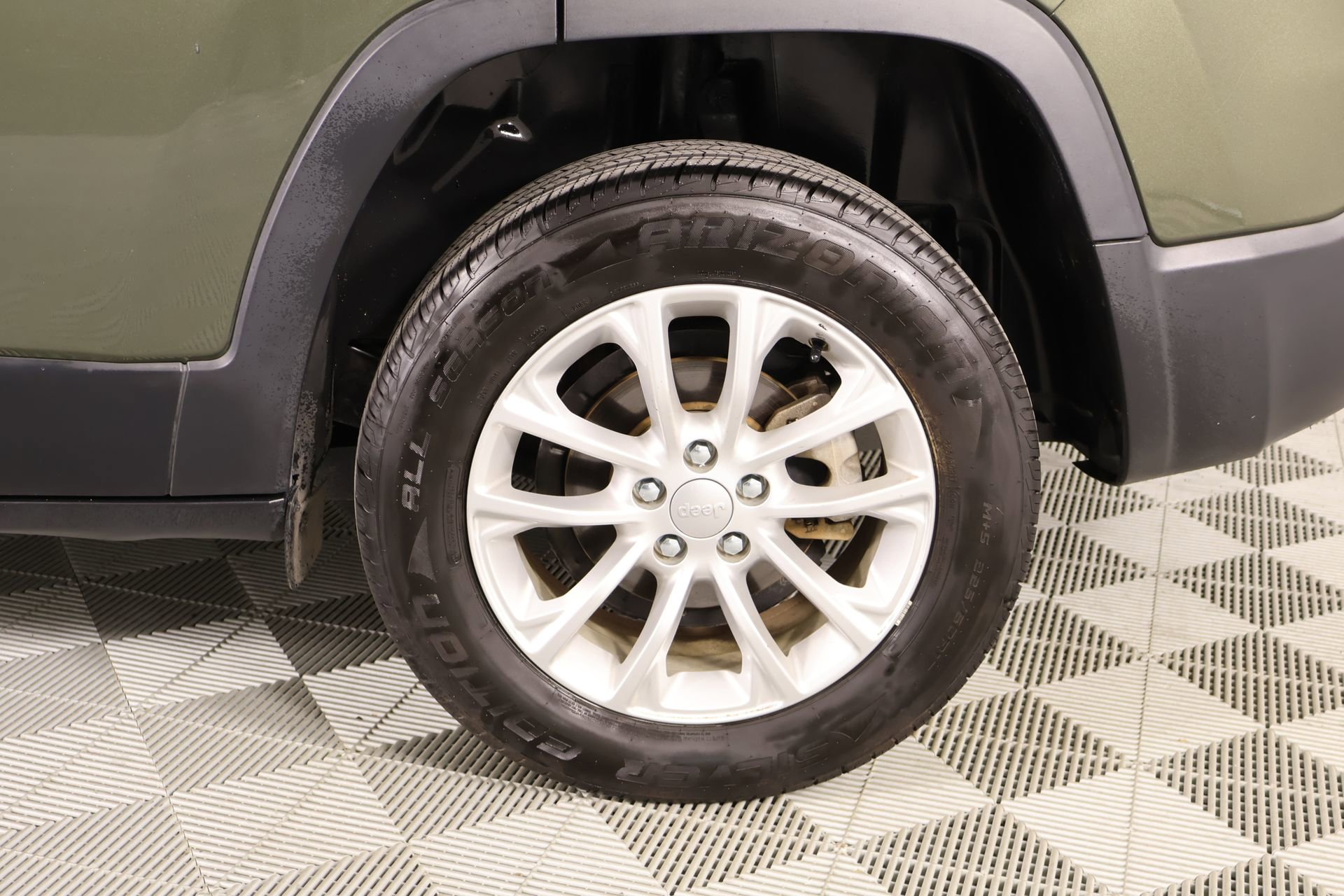 Used 2020 Jeep Cherokee Latitude FWD image 17