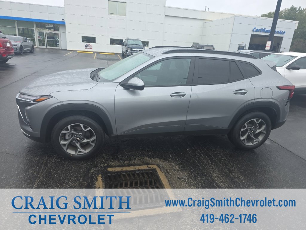 Used 2025 Chevrolet Trax LT FWD image 2