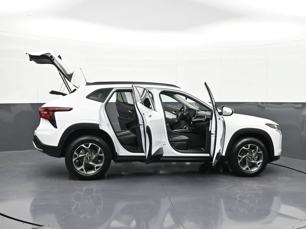 Certified 2025 Chevrolet Trax LT FWD image 38