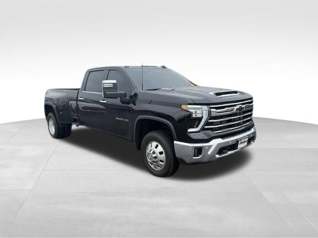 Used 2025 Chevrolet Silverado 3500 LTZ w/ LTZ Plus Package image 18