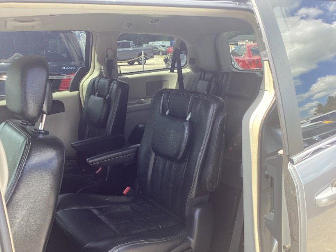Used 2016 Chrysler Town & Country Touring image 6