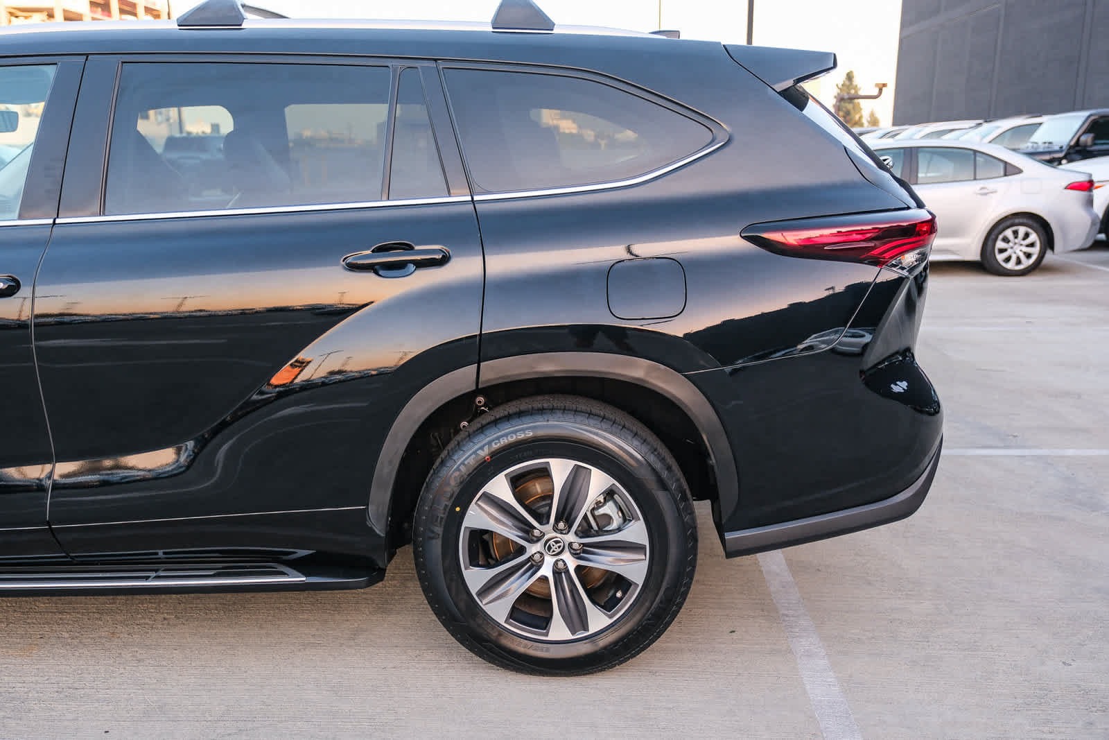 Used 2024 Toyota Highlander XLE FWD image 8