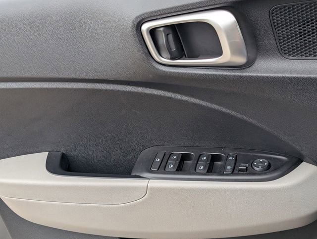 Used 2025 Hyundai Venue SEL FWD image 24