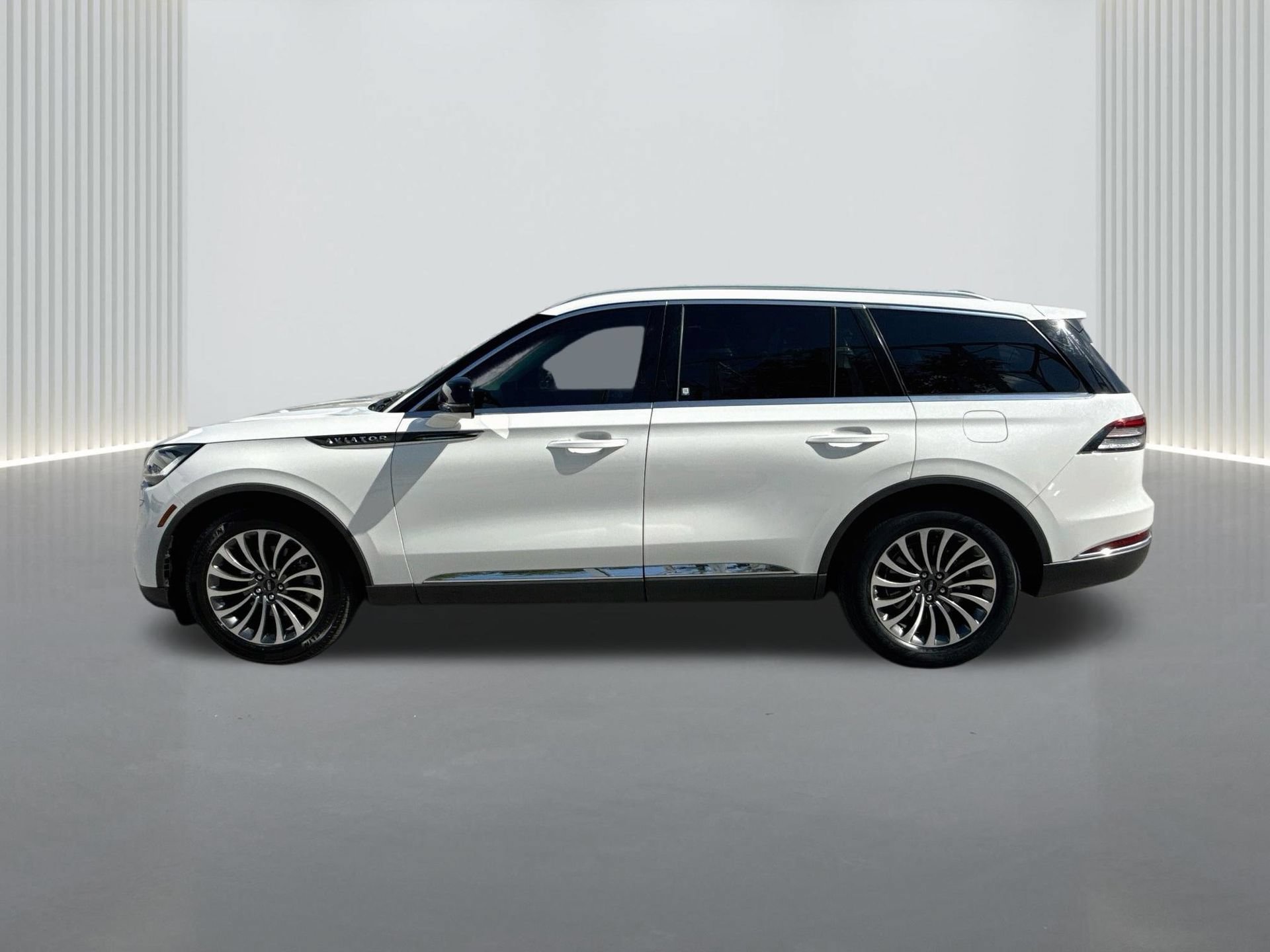 Used 2023 Lincoln Aviator 2WD w/ Premium Package image 2