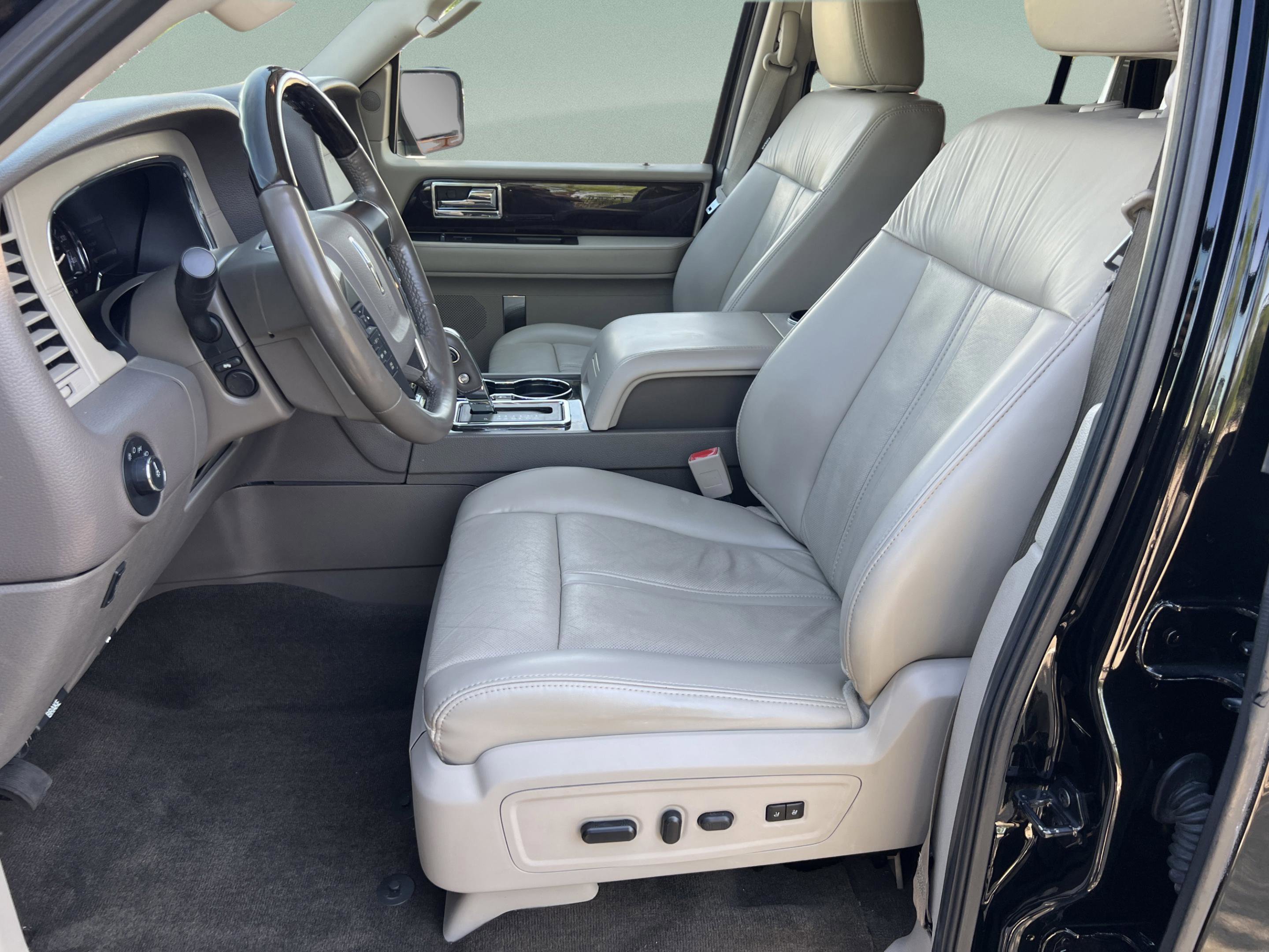 Used 2017 Lincoln Navigator Select image 27