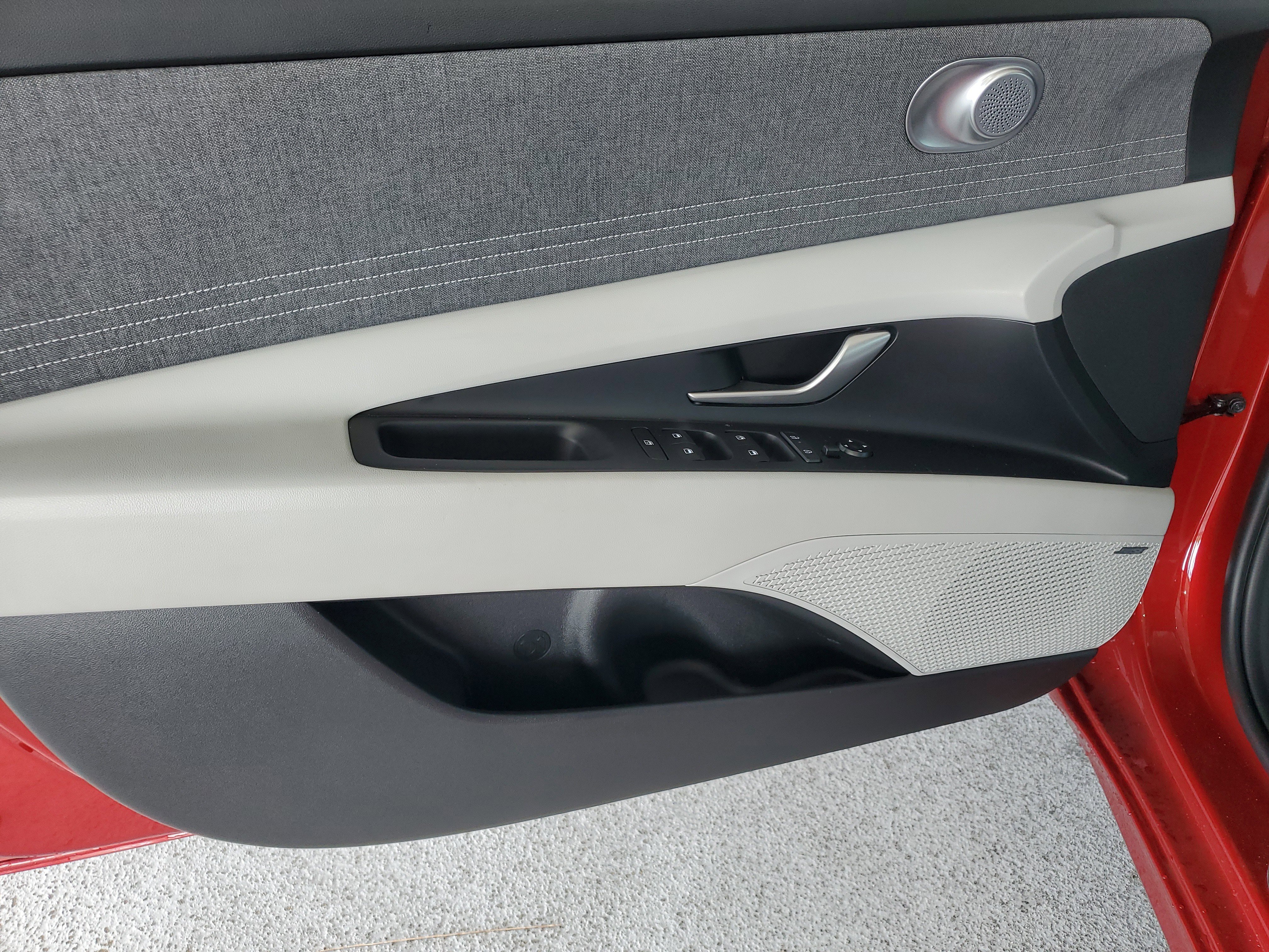Used 2025 Hyundai Elantra Limited FWD image 15