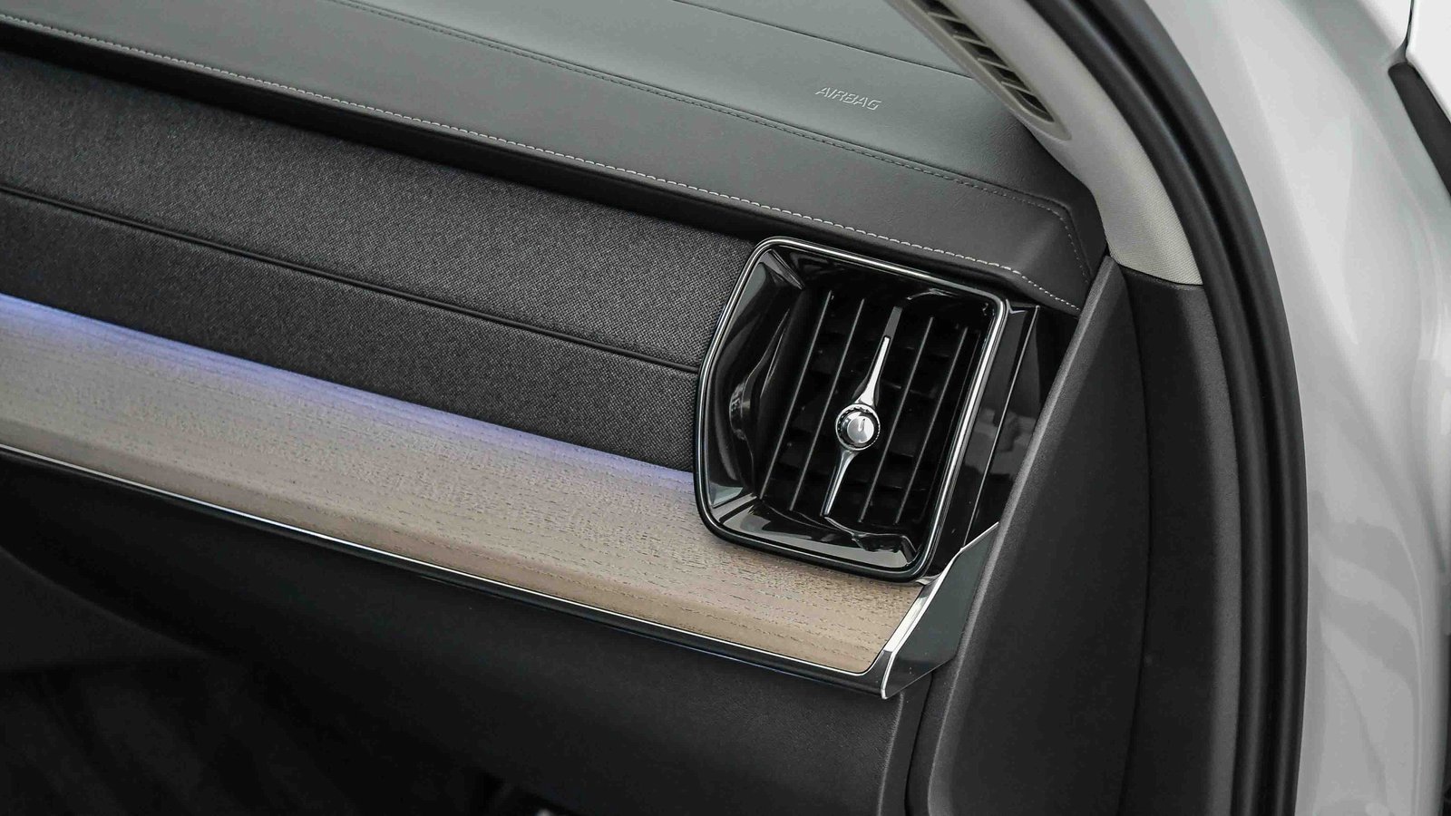 Certified 2025 Volvo XC90 B6 Plus w/ Protection Package Premier image 17