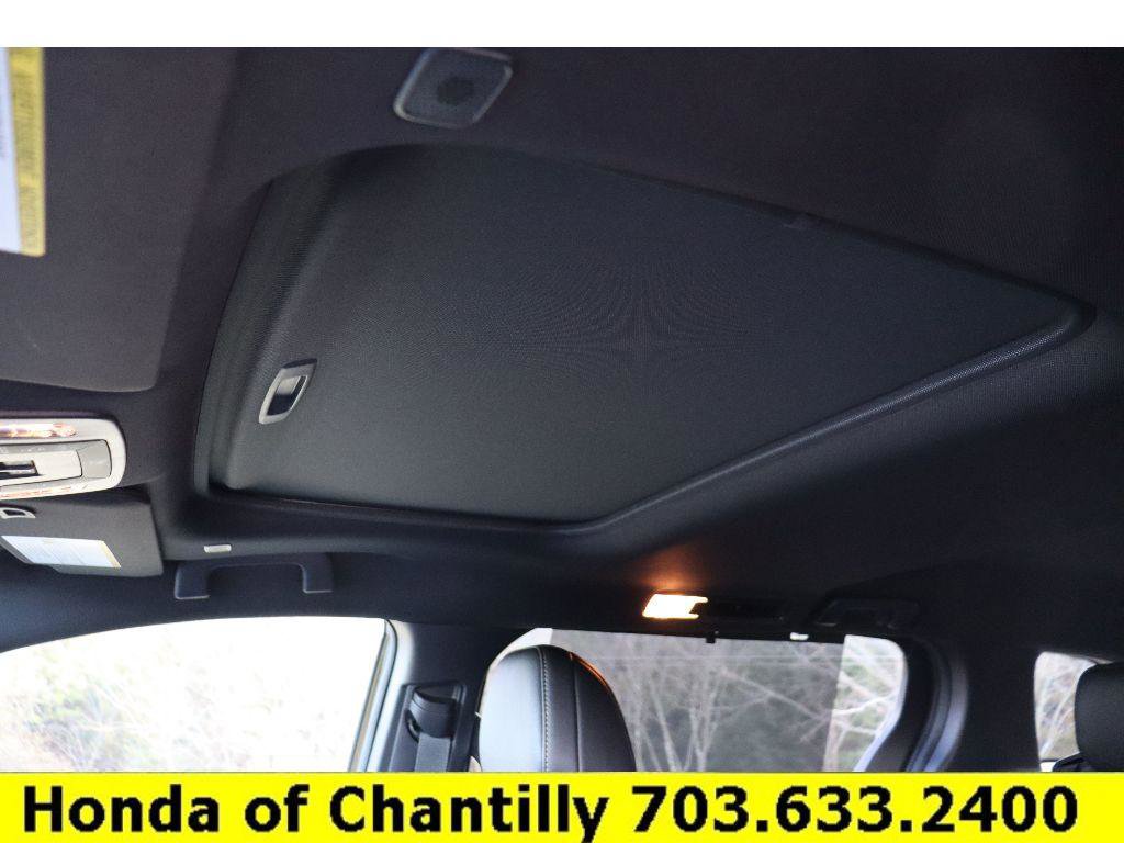 Used 2025 Toyota Sienna XLE Woodland Edition image 22