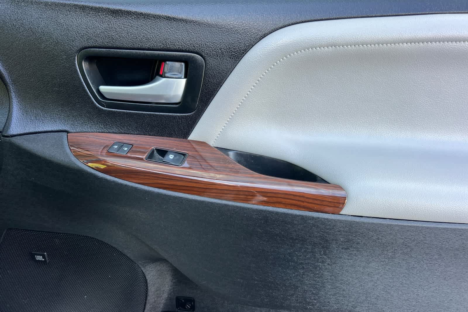 Certified 2017 Toyota Sienna Limited Premium FWD image 19