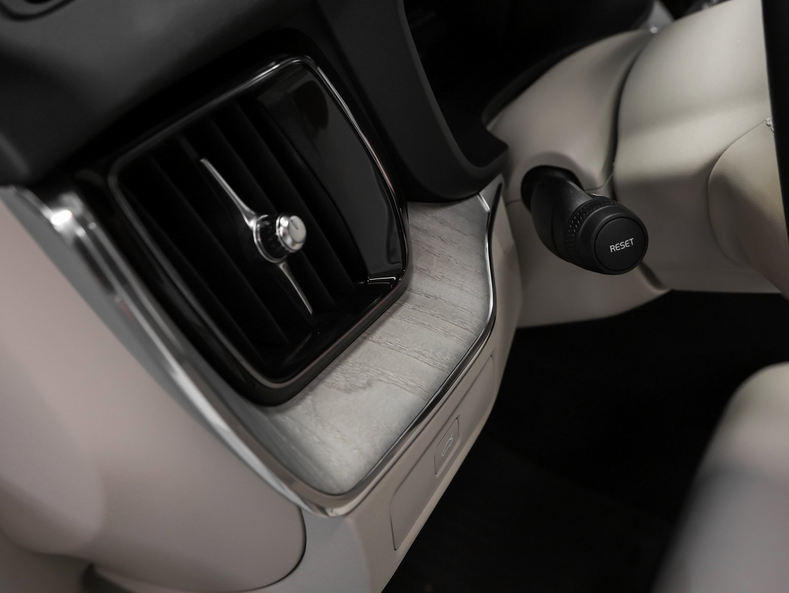 Used 2025 Volvo XC60 B5 Plus w/ Protection Package Premier image 32