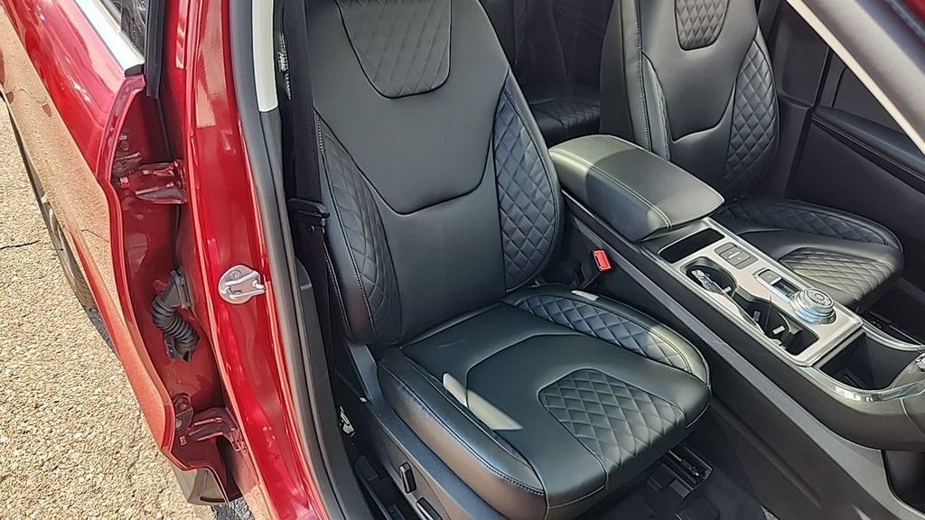 Used 2024 Ford Edge Titanium AWD/4WD image 12