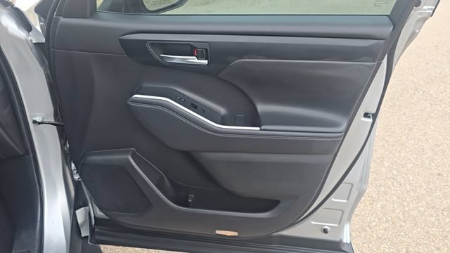 Used 2022 Toyota Highlander XLE FWD image 14
