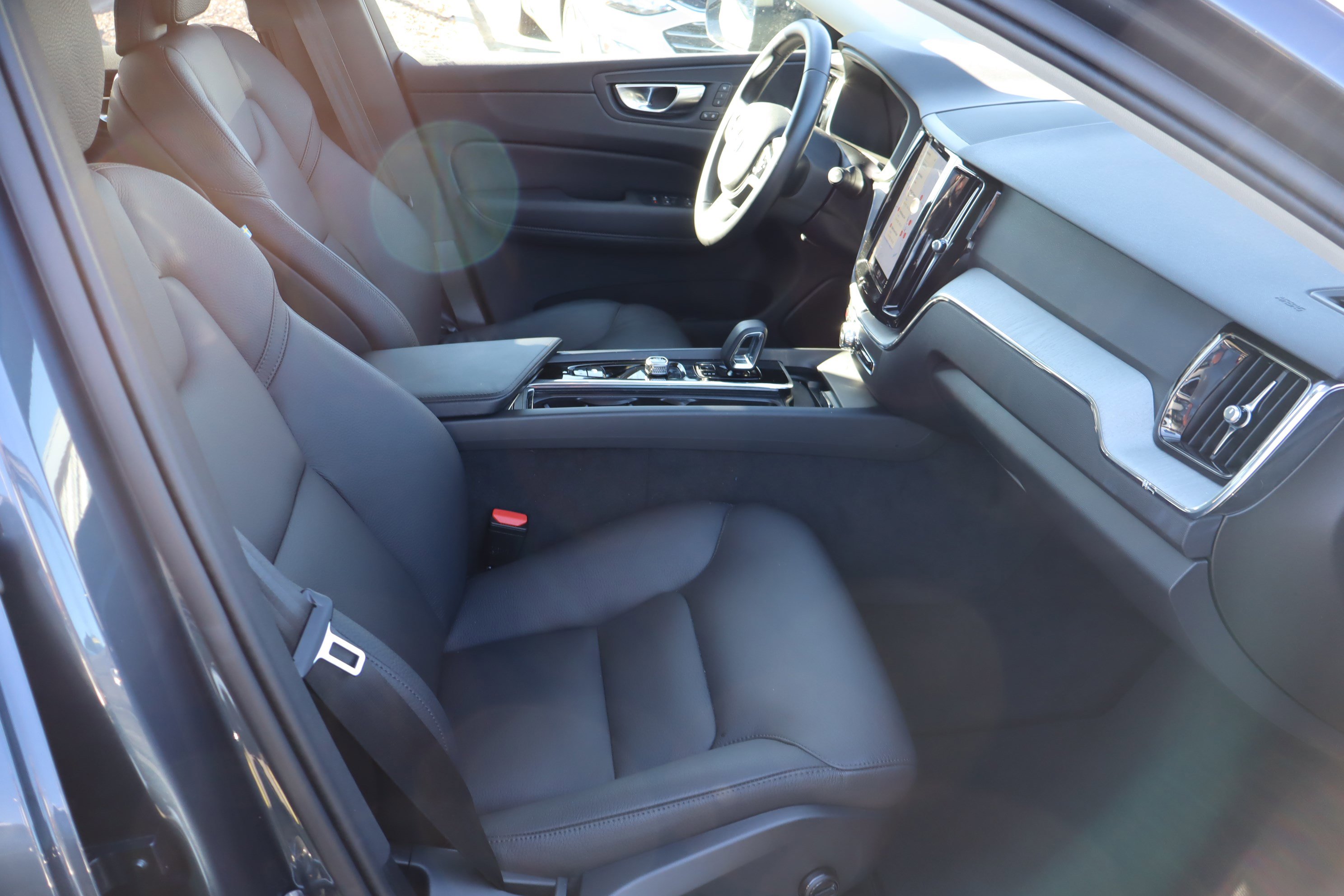 Used 2025 Volvo XC60 B5 Plus image 36