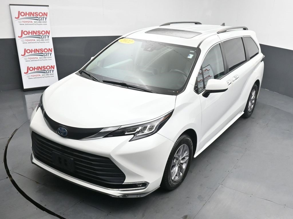 Used 2022 Toyota Sienna XLE image 12