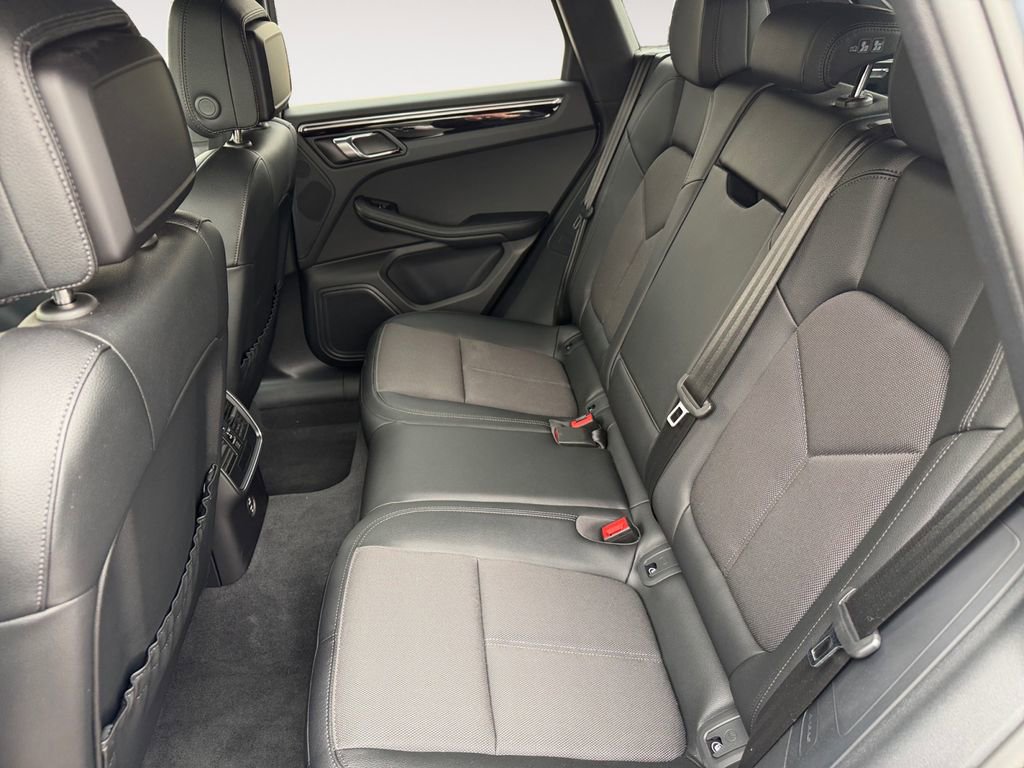 Used 2025 Porsche Macan image 12