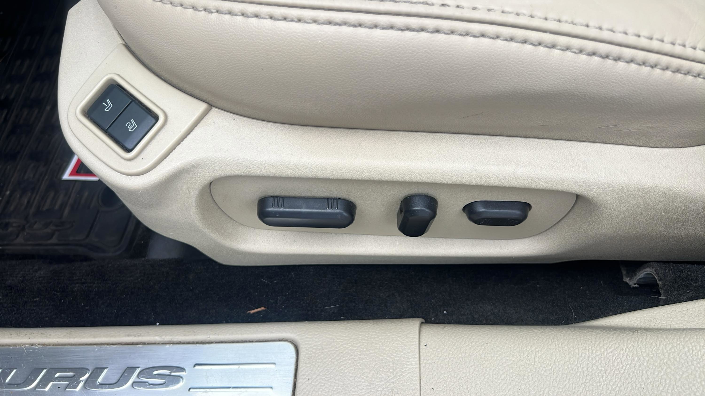 Used 2013 Ford Taurus Limited image 18