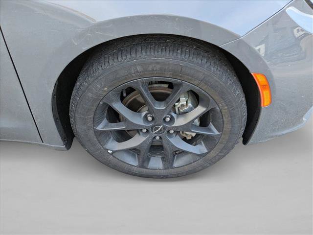 Used 2025 Chrysler Pacifica Limited image 4