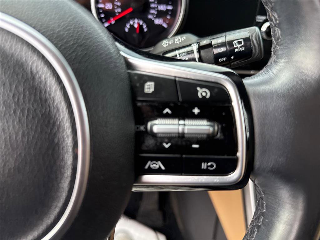 Used 2023 Kia Carnival LX image 16