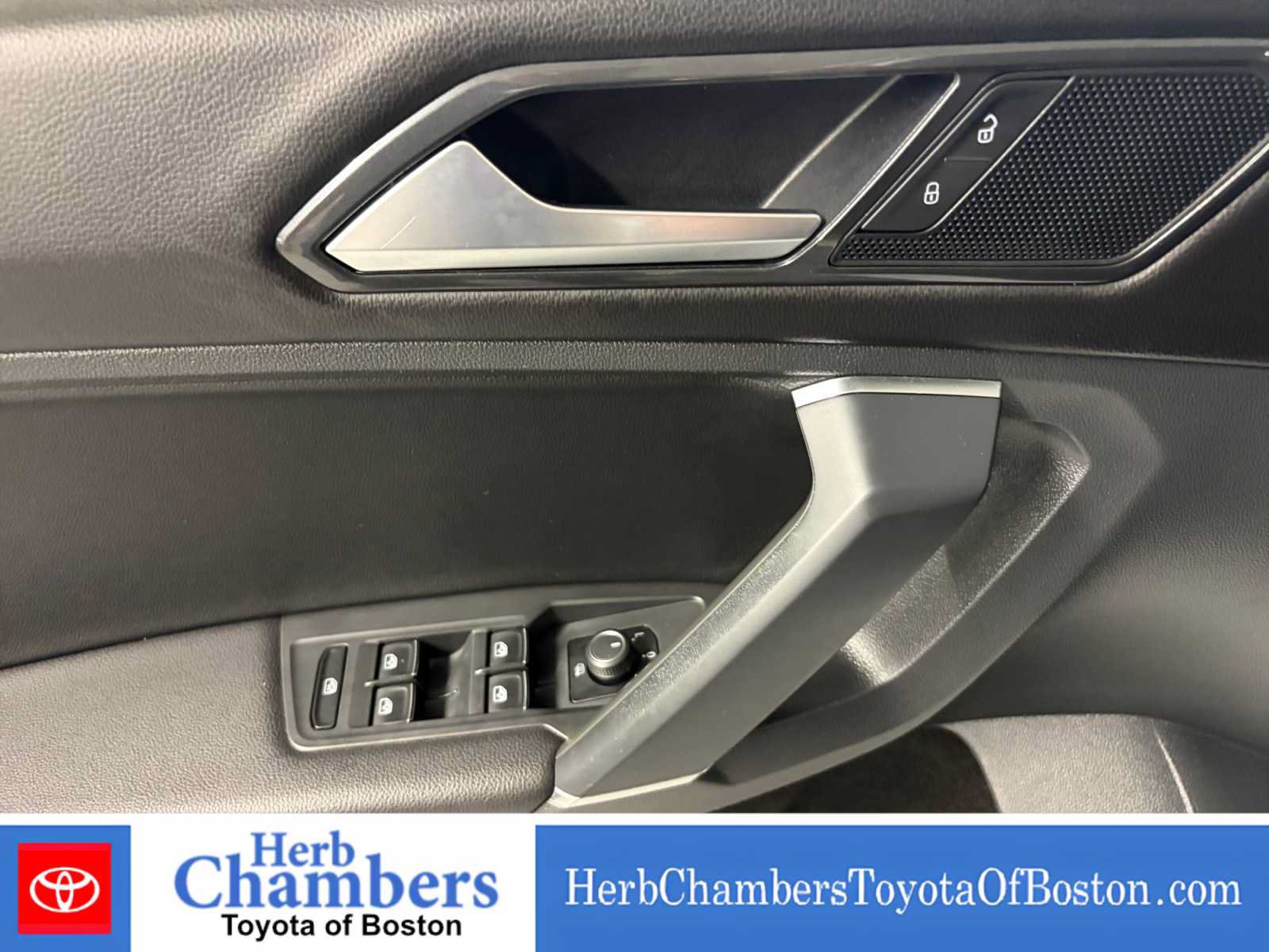 Used 2018 Volkswagen Tiguan SE w/ Panoramic Sunroof Package AWD/4WD image 15