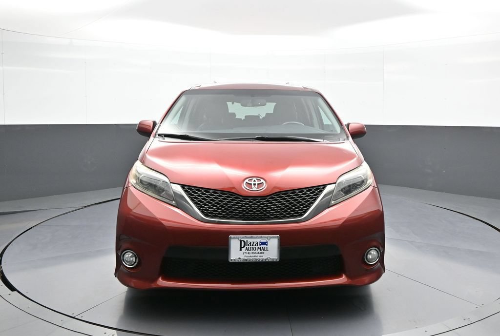 Used 2017 Toyota Sienna SE FWD image 2