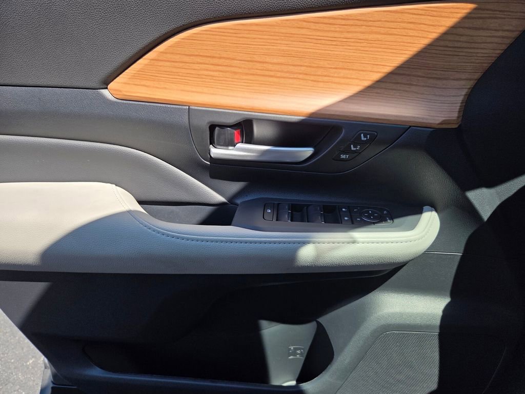 New 2026 Toyota Grand Highlander FWD image 30