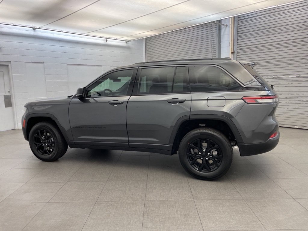 New 2026 Jeep Grand Cherokee Altitude RWD image 5