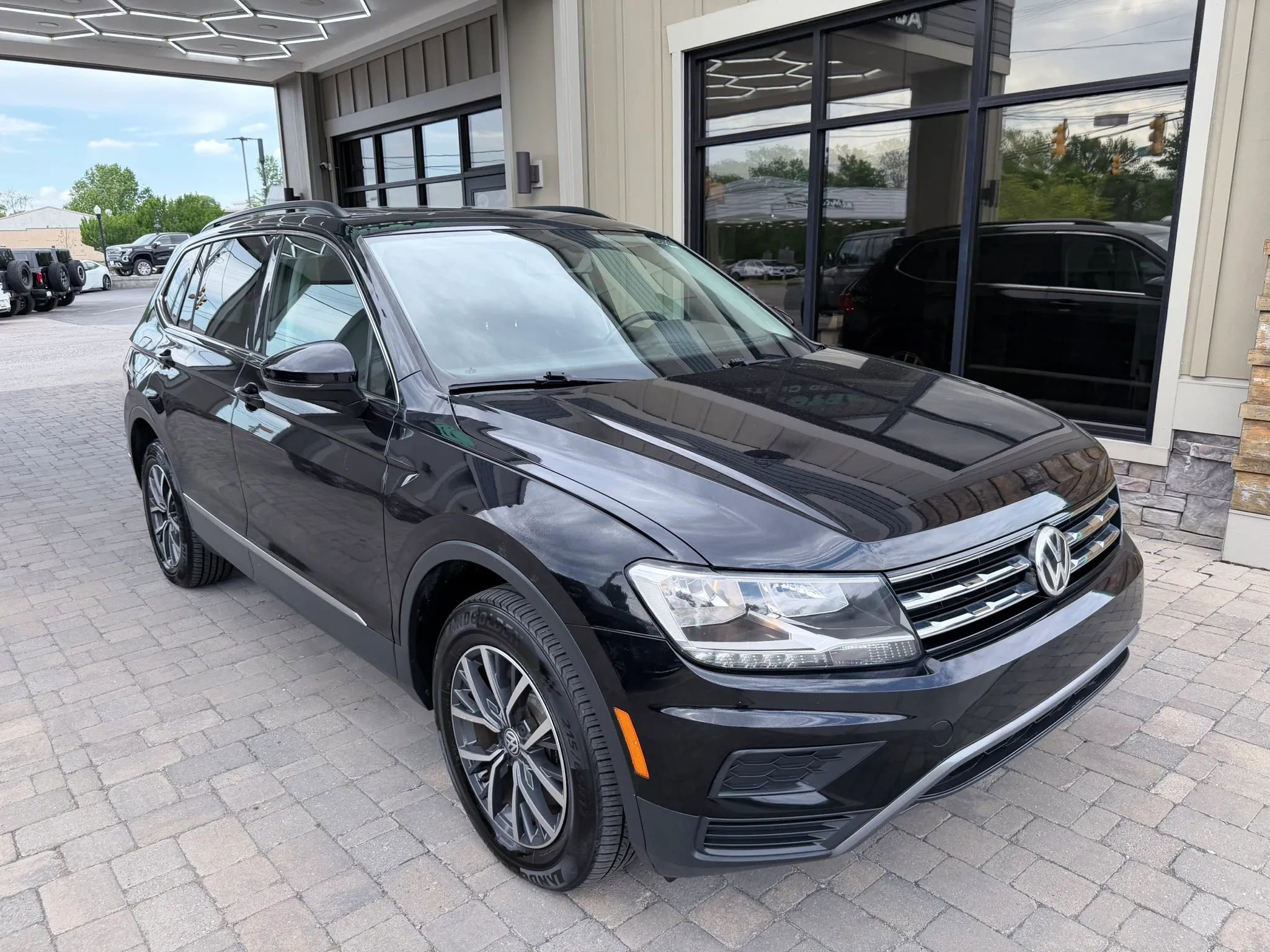 Used 2020 Volkswagen Tiguan SE w/ Panoramic Sunroof Package FWD image 8