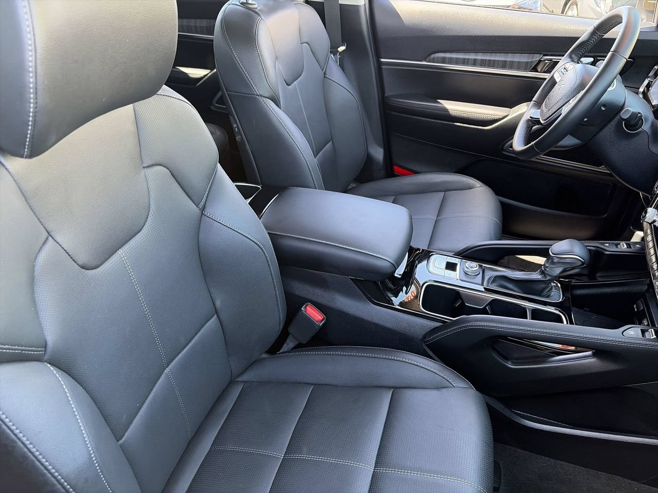 Certified 2025 Kia Telluride EX w/ EX Captain's Chair Package FWD image 10