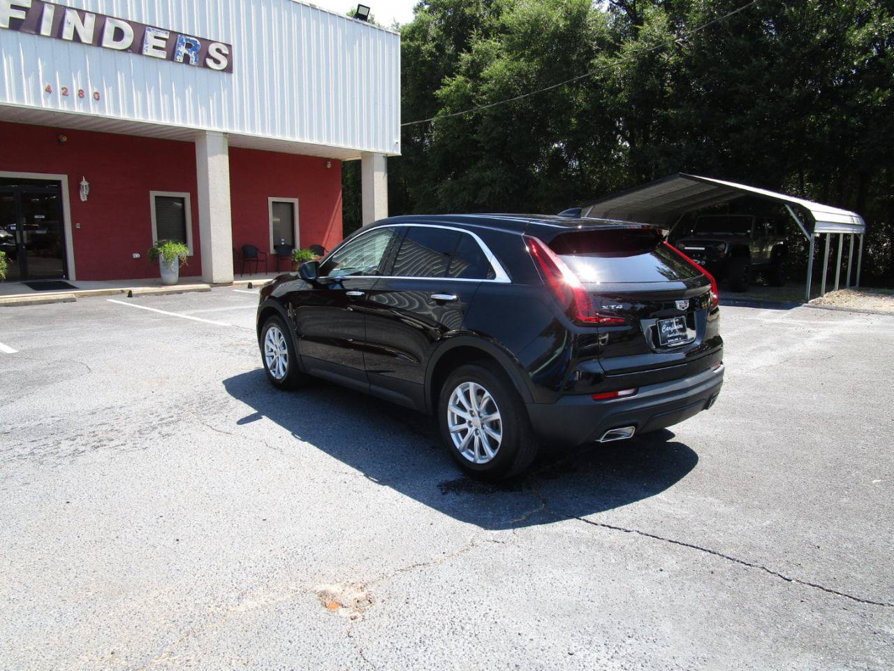 Used 2021 Cadillac XT4 Luxury w/ Cold Weather Package FWD image 4