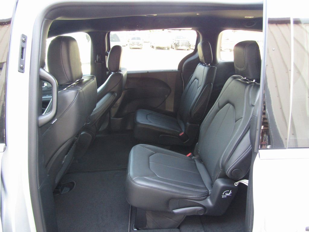 New 2026 Chrysler Pacifica Select image 31