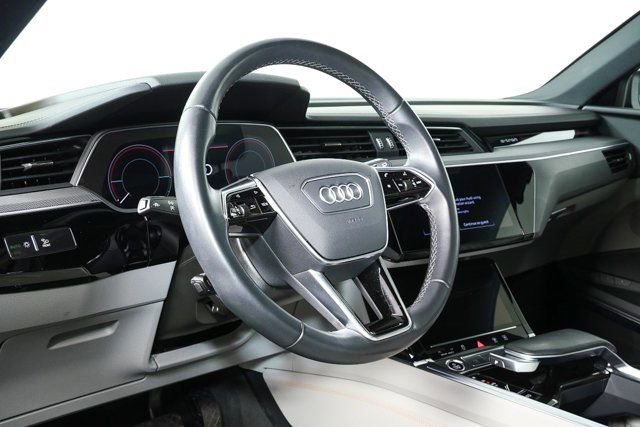 Certified 2024 Audi Q8 e-tron Prestige image 4