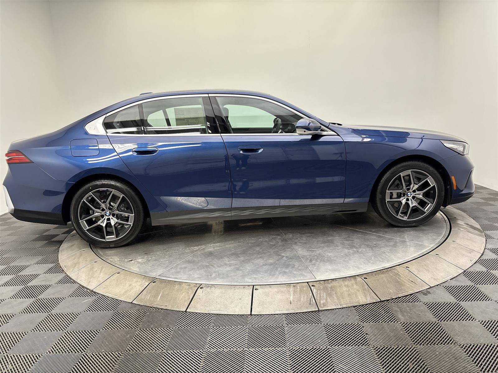 New 2026 BMW 530i xDrive w/ Premium Package AWD/4WD image 17