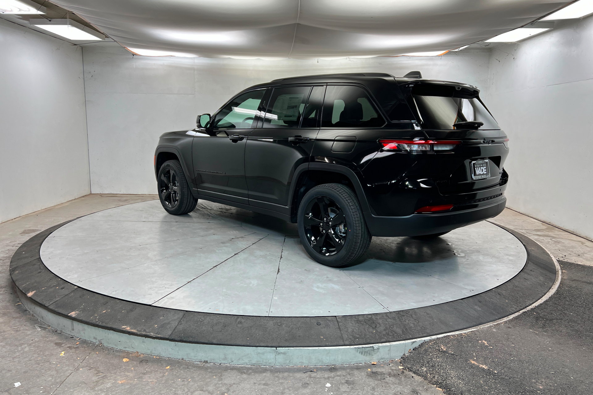 New 2025 Jeep Grand Cherokee Limited w/ Luxury Tech Group II AWD/4WD image 3