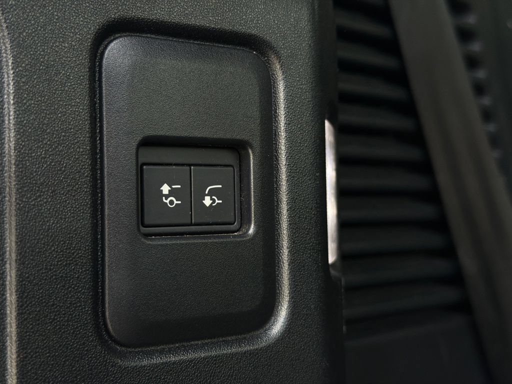 Used 2023 Land Rover Defender 130 X-Dynamic SE AWD/4WD image 8