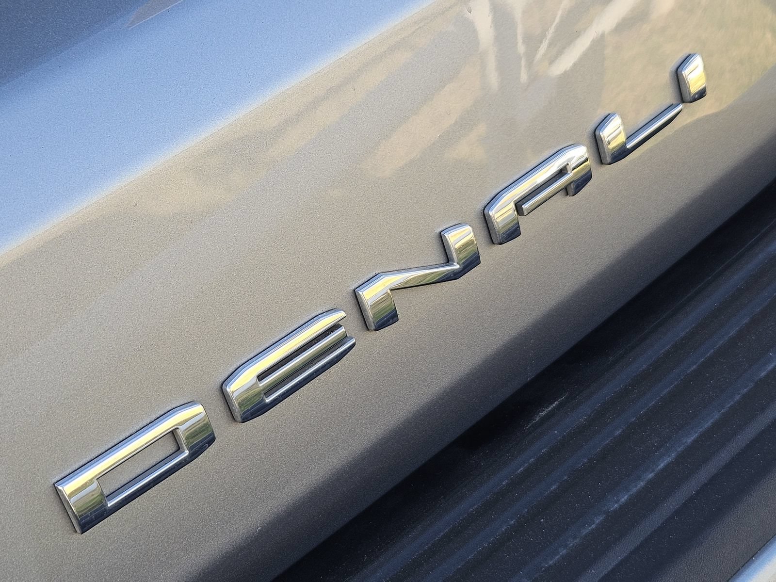 Used 2024 GMC Yukon Denali Ultimate AWD/4WD image 15