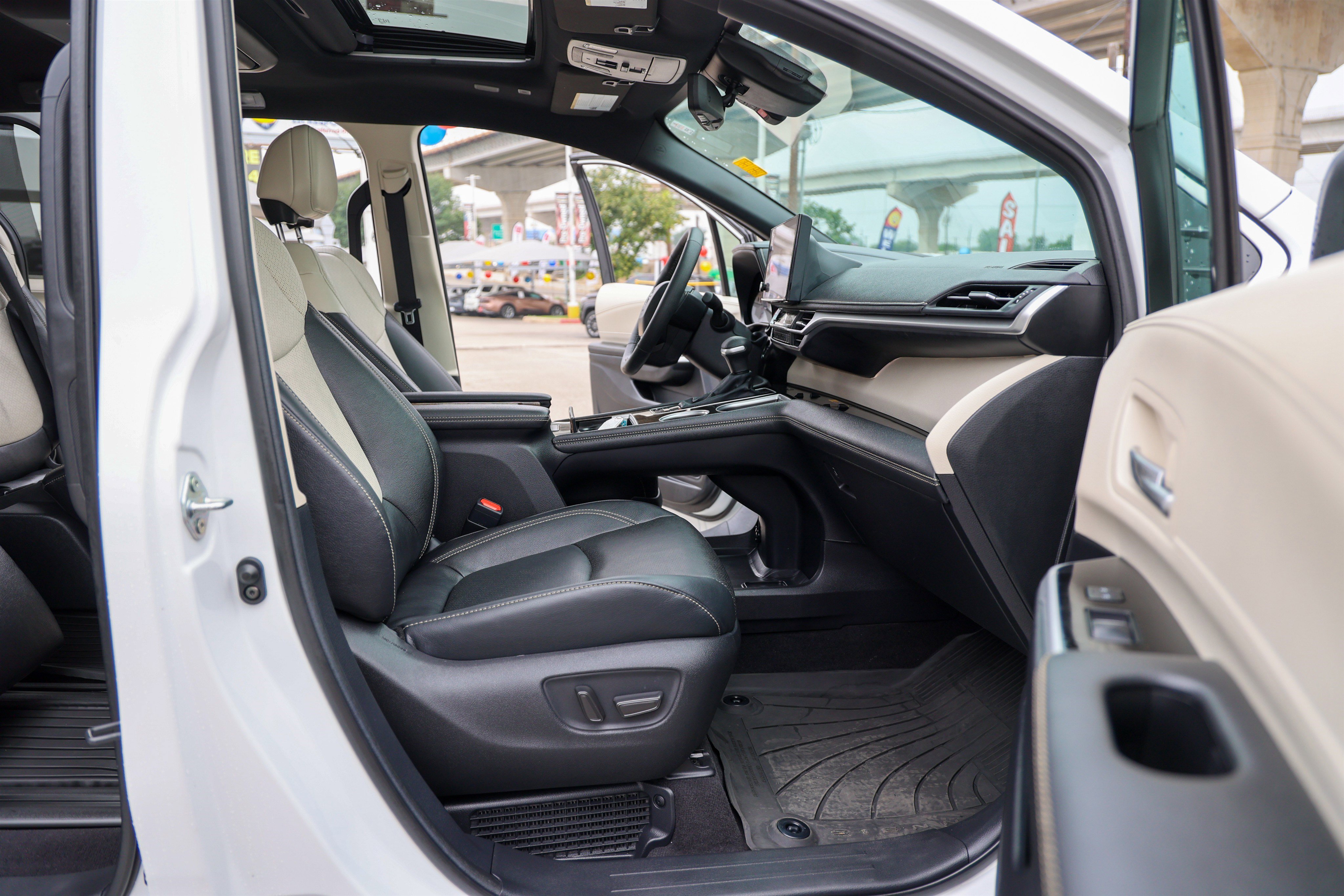 Used 2025 Toyota Sienna Platinum FWD image 48